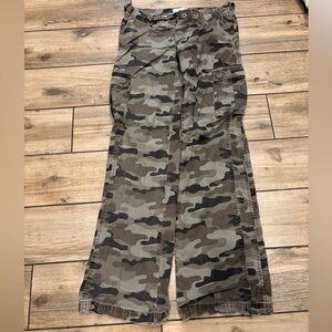 Vintage Authentic Old Navy Camo Cargo Pants Size 1 32 Inch Inseam (30x32)